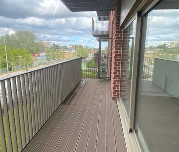 A stylish and modern apartment situated in vibrant Ashford. - Photo 3