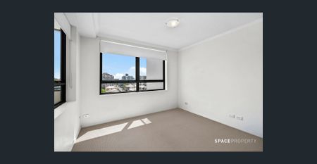 Spacious North-Facing Apartment with Balcony & Views in Mayfair on Wickham - Photo 4