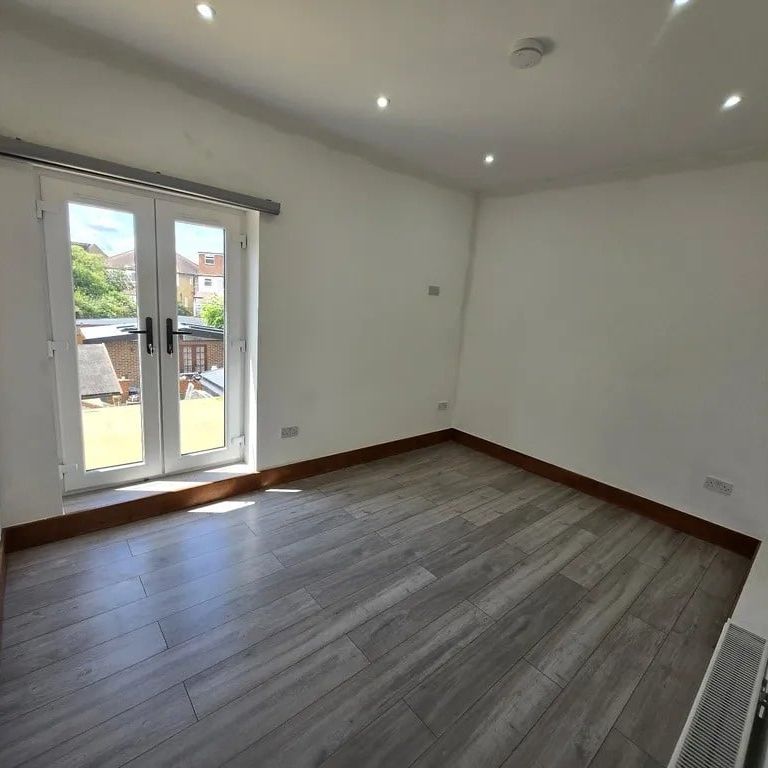 Studio Flat, Dorset Road, SW19 - Photo 1
