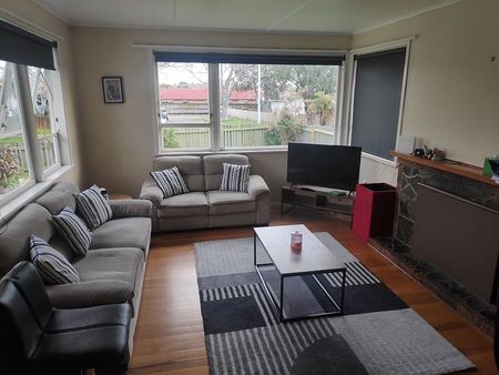 Tidy family home - available now. - Photo 2