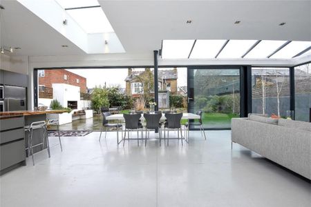 3 bedroom detached house to rent - Photo 2