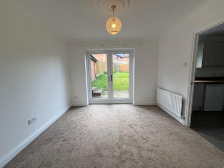 4 Bed House - Detached - Photo 2