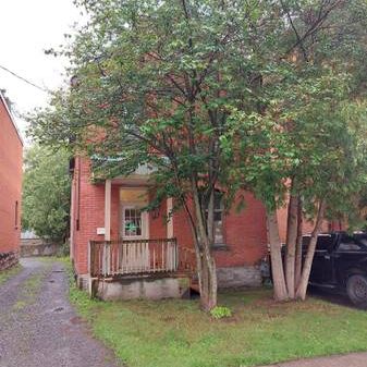 5 Bedroom, 2 Bathroom House in Sandy Hill for Rent (510 Besserer St) - Photo 4