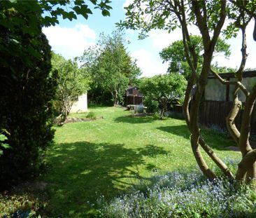 2 bed detached bungalow to rent in Grasmere Avenue, Hullbridge, SS5 - Photo 2