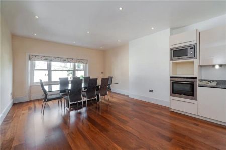 3 bedroom flat in Belsize Park - Photo 4