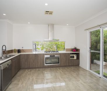 HUGE WELL MAINTAINED FAMILY HOME IN A QUIET STREET! NEAR KWINANA MA... - Photo 5