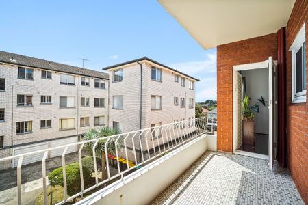 Easy Beach Lifestyle in a Fresh and Bright Apartment - Photo 4