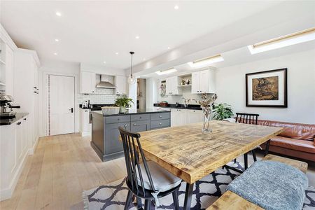 A beautifully presented five bedroom family home on a popular road in Wandsworth. - Photo 5