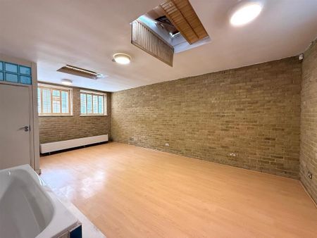 2 bedroom mews to rent - Photo 3