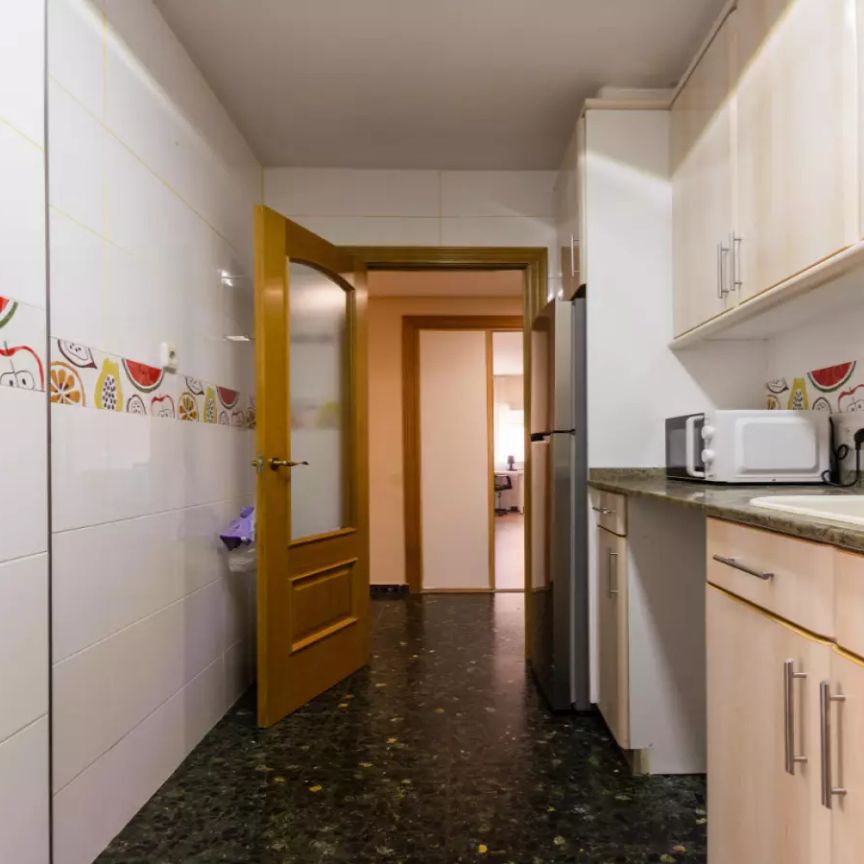 Bedroom for rent in a 4-bedroom apartment in Valencia - Photo 1
