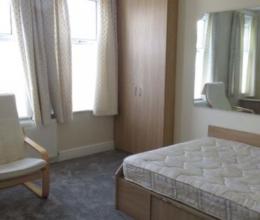 5 Bed - 12 Walmsley Road, Headingley, Leeds - LS6 1NG - Student - Photo 4