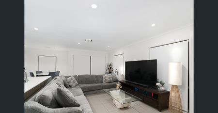 Contemporary family sanctuary in a coveted setting - Photo 3