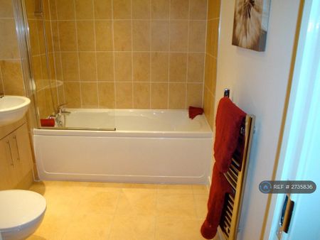 2 bedroom flat to rent - Photo 4