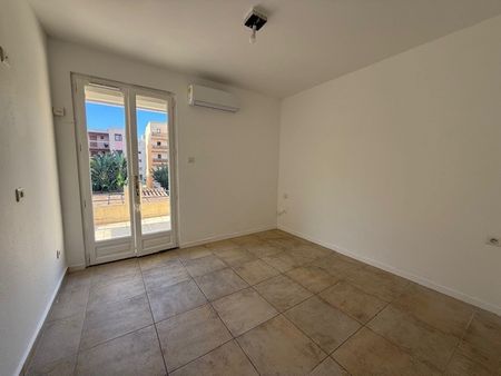 LAVANDOU / T2 + bureau + TERRASSE de 18.20 m² - Photo 5