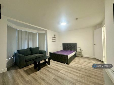 1 bedroom in a house share to rent - Photo 3