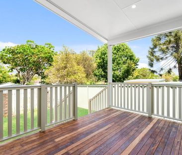 Newly Built with high ceilings, timber finishes and family comfort ... - Photo 4