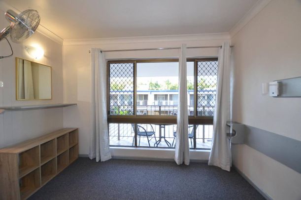 Unfurnished Upstairs Studio Apartment - Carport - Swimming Pool - Photo 1