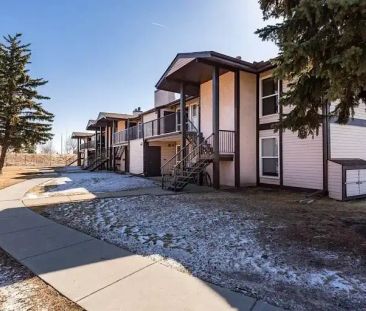 HUGE 2 BEDROOM +DEN W/EXCELLENT LOCATION ! | 2204 118 St NW, Edmonton - Photo 1