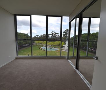 Beautifully Acquired Two Bedroom, Two Bathroom Split level Apartmen... - Photo 4