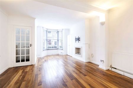 A well presented two bedroom house with a private garden in Highbury. - Photo 2