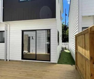 Modern 3 Bedroom + Loft with ensuite - Photo 3