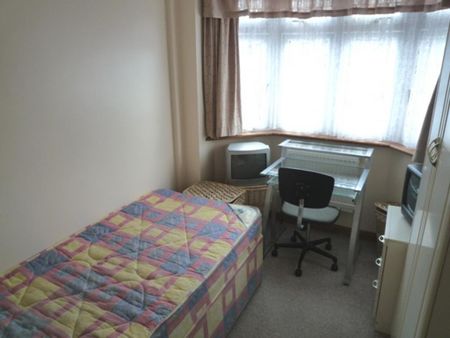 4 bedroom detached house to rent - Photo 4