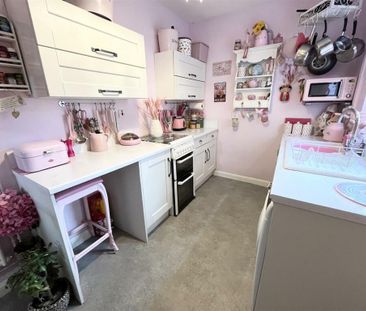 1 bedroom in a house share to rent - Photo 2