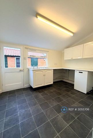 4 bedroom semi-detached house to rent - Photo 5