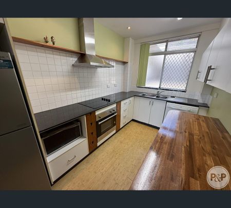 3/23A Cleveland Terrace, North Ward, Qld 4810 - Photo 3