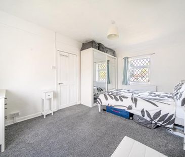 4 bedroom end of terrace house to rent - Photo 4