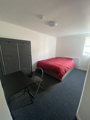 1 bedroom in a flat share to rent - Photo 2