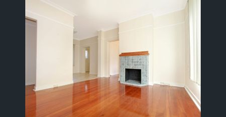 Stylish Two Bedroom Apartment in the Heart of Wollongong - Photo 2
