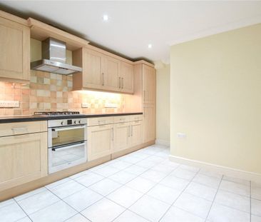 Well presented 3 bedroom end of terrace house for rent in the popul... - Photo 6