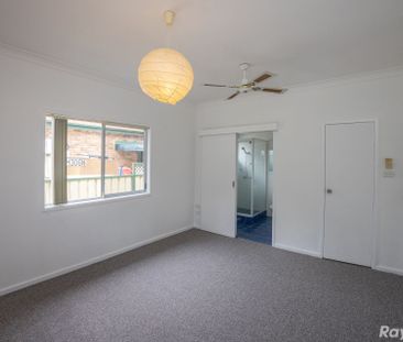 3 BEDROOM COTTAGE WITH SPACIOUS YARD!! - Photo 5