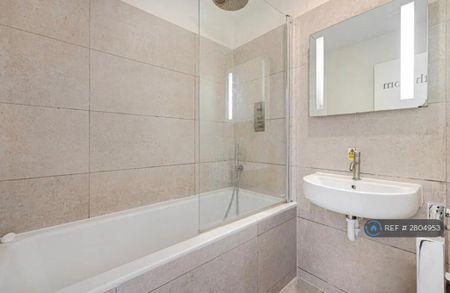 1 bedroom in a flat share to rent - Photo 2