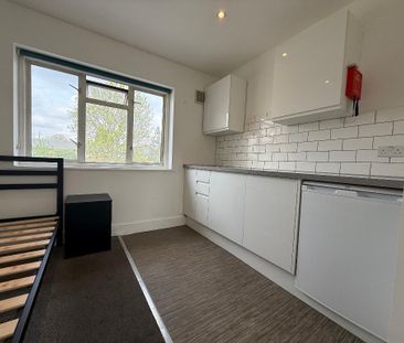 Brassie Avenue, East Acton, London, W3 7DE - Photo 4