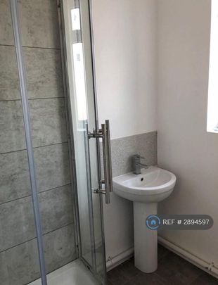 1 bedroom in a house share to rent - Photo 1