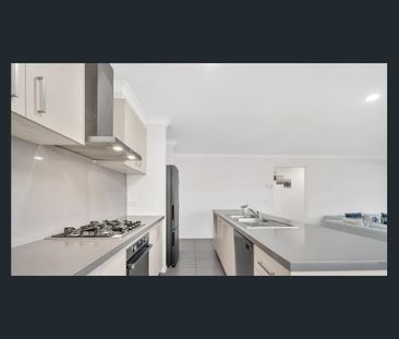 Spacious 4-Bedroom Family Home in Prime Location - Photo 2