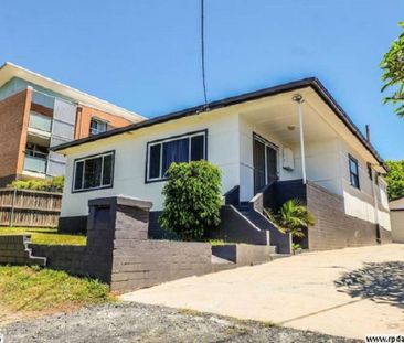 Spacious Family Home in Prime the Entrance Location - Photo 3