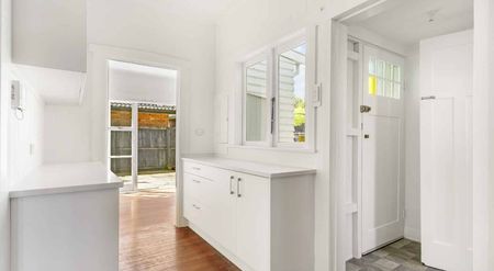 Gorgeous 3 bedroom Kiwi bungalow - Photo 5