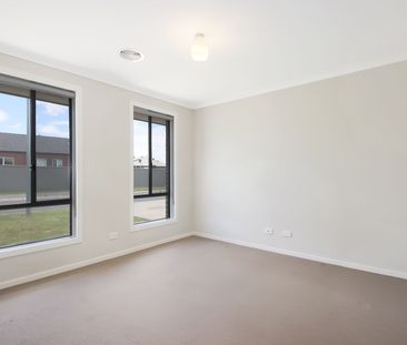 Where Comfort Meets Effortless Style - Photo 3