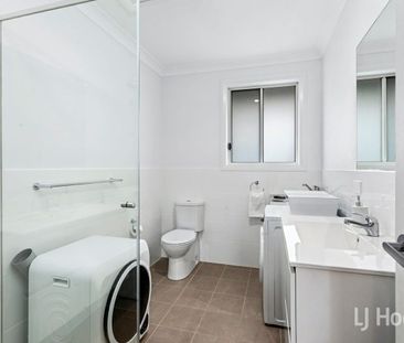 Spacious granny flat with parking - Photo 1