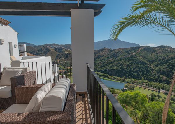 Luxury vacation home with 3 bedrooms in the contemporary urbanization of Los Altos de la Quinta, Benahavís, with panoramic views of the mountains, the golf courses and the sea, very close to golf courses and a few minutes by car from Puerto Banús