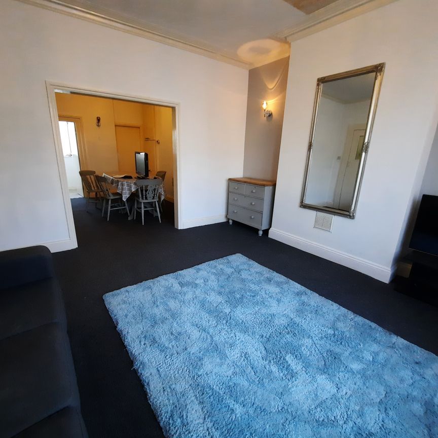 Quiet, modern and clean house share, close to town centre - Photo 1