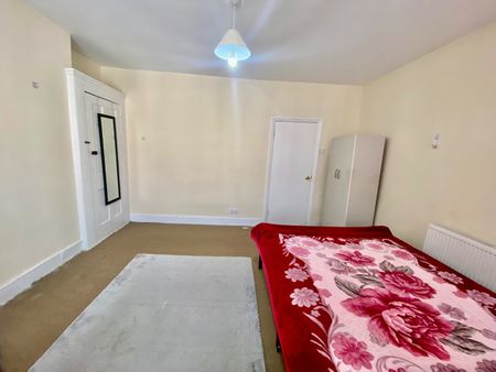 Room in a Shared House, Buckingham Road, IG1 - Photo 2