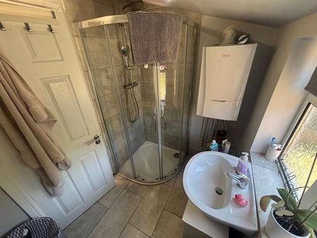 One Room In Student House Swan Road, Gloucester, GL1 - Photo 3