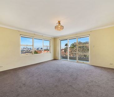 TOP FLOOR APARTMENT WITH EXPANSIVE HARBOUR VIEWS - Photo 1