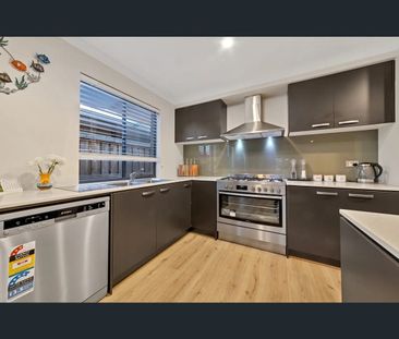 4 Elsey Way, Clyde North, Vic 3978 - Photo 6