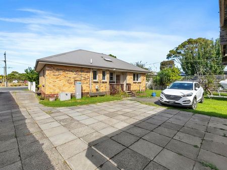 Charming Home with Flexible Living & Bayside Convenience - Photo 4