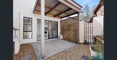 For Lease: Beautifully Presented Duplex in a Sought-After Waterford Pocket - Photo 4